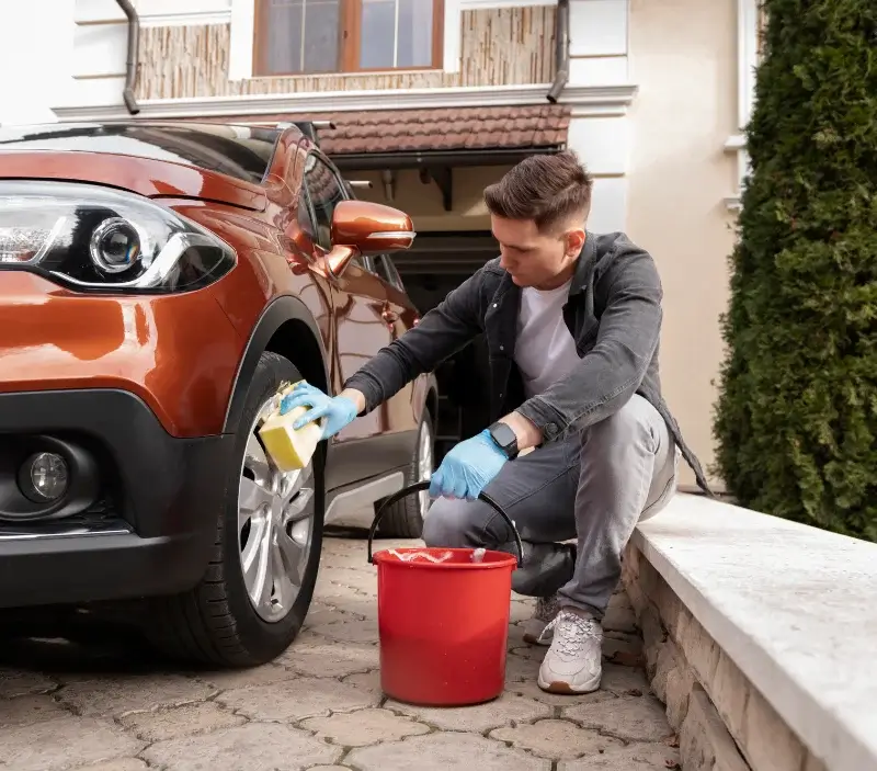 Lavage auto à domicile Santa-Maria-di-Lota : professionnel intervenant sur un véhicule